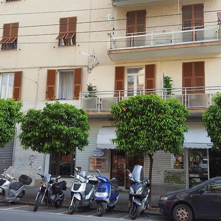 Ari Guest House Специя Екстериор снимка